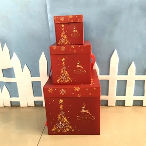 Dreiteiliges rotes Weihnachtsgeschenkbox-Set mit goldenem Aufdruck und Rentieren