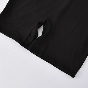 Detailansicht eines schwarzen Stretch-Einteilers mit modischem Cut-Out-Design