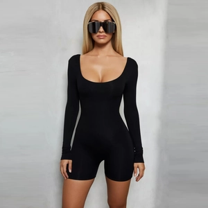 Nahaufnahme des schwarzen langärmeligen Bodycon-Playsuits mit U-Ausschnitt und Rückenausschnitt