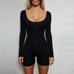 Vorderansicht eines sexy schwarzen langärmeligen Bodysuit-Einteilers mit U-Ausschnitt