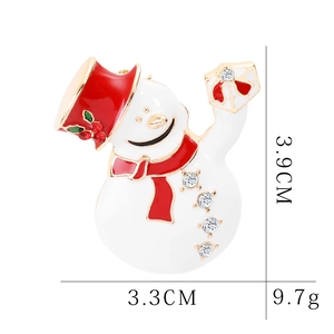 Detailed view of snowman brooch with dimensions 3.9x3.3cm and 9.7g weight