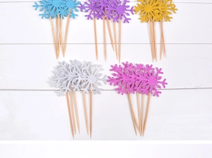 Vue détaillée de décorations de gâteaux flocons pailletés en bleu, or et argent