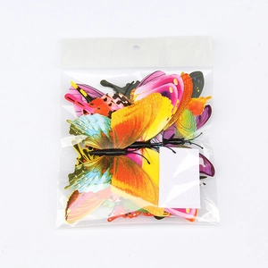 Detalle de 12 pegatinas de pared de mariposas 3D coloridas en envase transparente