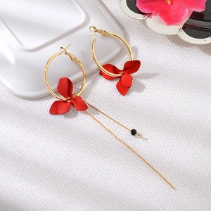Boucles d'oreilles créoles dorées asymétriques avec pétales rouges et longs glands