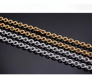Dettaglio di catene Rollo in oro e argento lucido su una superficie nera riflettente