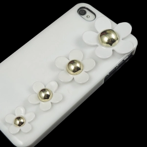 Détail de fleurs de marguerite 3D en résine blanche avec centre doré sur coque de mobile