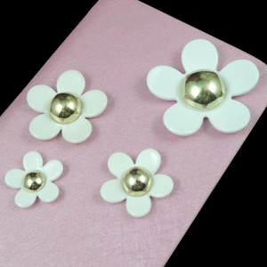 Comparaison de quatre tailles de fleurs marguerites blanches pour coques de mobile