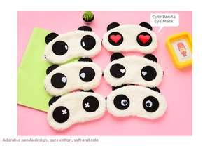 Dettaglio delle mascherine per dormire a forma di panda in peluche con varie espressioni