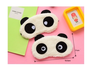 Dettaglio della mascherina per dormire a forma di panda in peluche con dimensioni 18,5x11cm