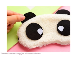 Dettaglio della maschera per dormire a panda con morbido peluche e orecchie in feltro