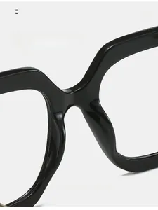 Detail der bequemen integrierten Nasenpads für schwarze quadratische Brillen ohne Druck
