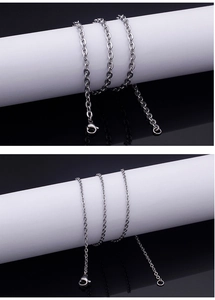 Detail van een 2mm platte O-ketting van zilverkleurig roestvrij staal met stevige sluiting