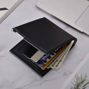 Portafoglio bifold in pelle nera da uomo su una scrivania professionale da ufficio