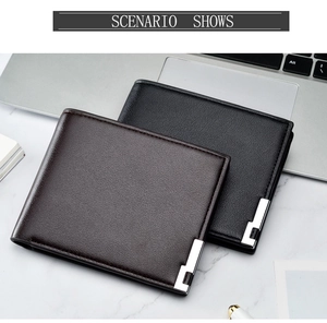 Portafogli bi-fold da uomo in pelle marrone e nera con eleganti dettagli in metallo