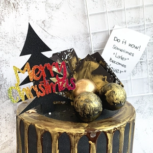 Détail de décoration de gâteau Merry Christmas noire avec boules à effet marbre