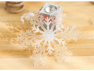 Gros plan d'un flocon de neige en acrylique transparent pour sapin de Noël