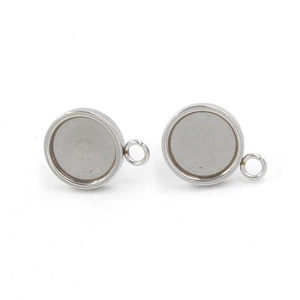 Detail van ronde roestvrijstalen oorbellen met zijdelingse ophanglussen voor het maken van sieraden