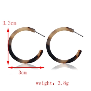 Detailed view of leopard print acrylic C-shaped earrings with size specs and 3.8g weight