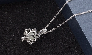 Détail du pendentif lotus argenté avec perle vert clair sur une chaîne ondulée