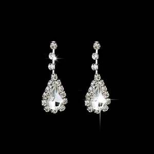 Gros plan de boucles d'oreilles de mariée étincelantes en argent sur fond noir