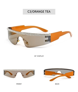 Vue détaillée de lunettes de soleil enveloppantes avec strass et monture orange vif
