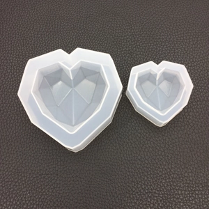 Vista macro di stampi in silicone a cuore geometrico per resina epossidica fai da te