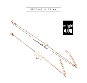 Détails des pendentifs lotus et cœur dorés sur une chaîne en métal de 26 cm