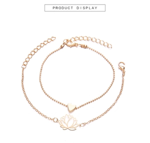 Détail du lot de bracelets dorés avec pendentifs lotus ajouré et cœur poli