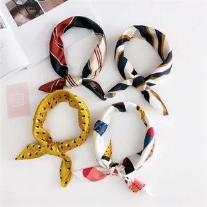 Selezione di eleganti foulard in seta con motivi geometrici e a righe