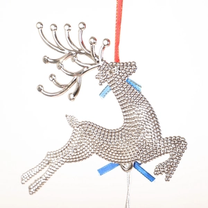 Zilveren rendier kerstversiering met metalen kralen, rode en blauwe feestelijke linten
