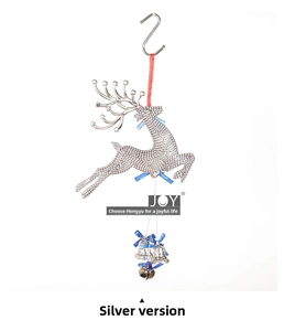 Zilveren rendier kerstversiering met strass-steentjes, blauw lint en drie klokjes