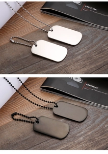 Poliertes Silber und mattes Schwarz Dog Tag Anhänger mit Kugelkette auf Holzgrund