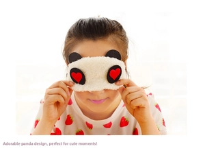 Dettaglio della maschera per dormire panda in peluche bianco con occhi a cuore