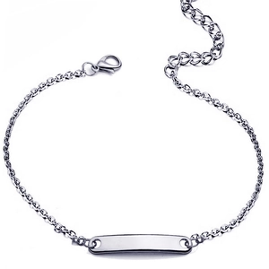 Detailansicht eines personalisierten Bar-Armbands aus Edelstahl mit Karabinerverschluss