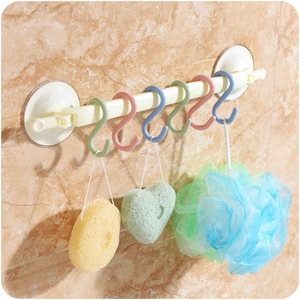 Wall-mounted plastic S-hook rack with 6 movable hooks and suction cups for kitchen and bathroom