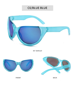 Trois vues de lunettes de soleil sport Y2K avec monture bleu clair et verres bleu foncé