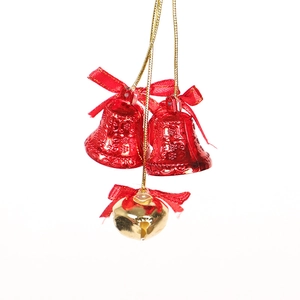 Kerstversiering hanger met rode en gouden bellen en feestelijke rode strikken