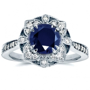 Bague fleur évidée élégante avec zircon bleu et détails argentés sur fond blanc neutre