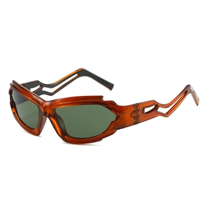 Lunettes de soleil Y2K punk avec monture orange translucide et verres vert foncé
