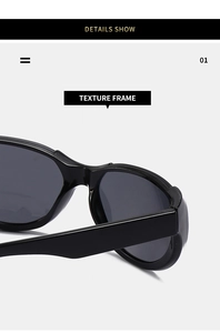 Gros plan détaillé sur la monture noire épaisse des lunettes de soleil de sport Y2K