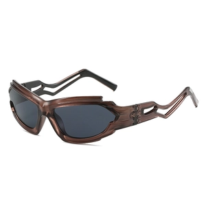 Lunettes de soleil Y2K punk futuristes avec monture marron et branches ondulées