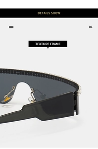 Détail macro de lunettes de soleil sans monture avec strass étincelants sur le cadre