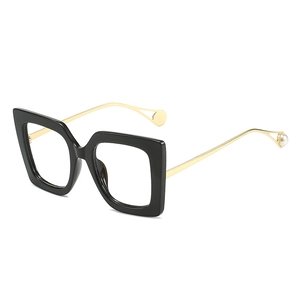 Modische quadratische Oversize-Brille mit schwarzem Rahmen und goldenen Metallbügeln in 45-Grad-Ansicht