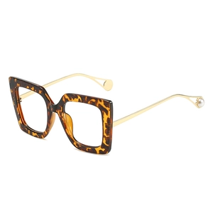 Modische Oversize-Brille in Schildpattoptik mit goldenen Bügeln und Perlen-Detail