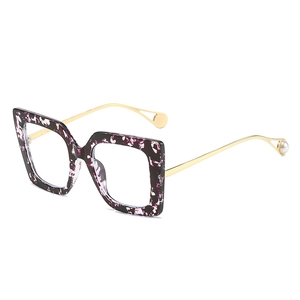 Modische Oversize-Quadratbrille in lila Schildpatt-Optik mit goldenen Perlen-Bügeln