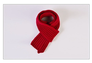 Gros plan sur la texture en tricot côtelé rouge et la laine douce de l'écharpe