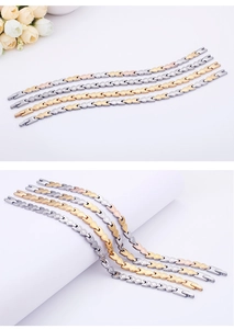 Detailansicht von Herz-Magnetarmbändern aus Titanstahl in Gold und Silber-Optik