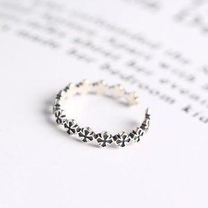Vintage S925 sterling silver open ring featuring engraved cross patterns and adjustable fit