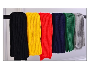 Gros plan d'écharpes en tricot de plusieurs couleurs sur une tige noire