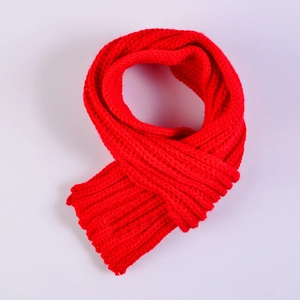 Écharpe classique en grosse maille rouge pour enfants, texture douce et design d'hiver